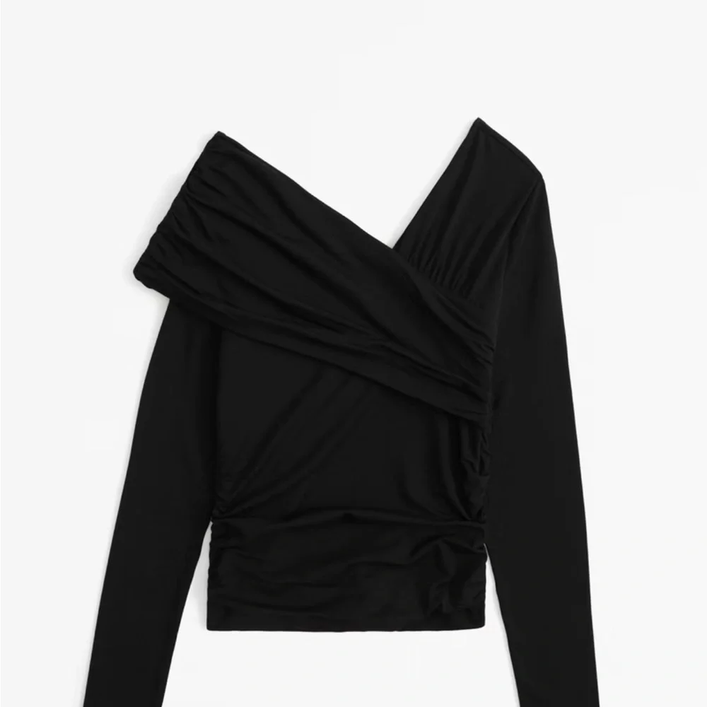 Abercrombie & Fitch Black Asymmetrical Ruched Long Sleeve Top - Picture 2 of 4